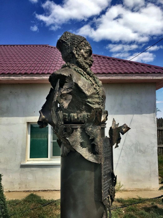 Памятник Пугачеву в Черном Яру Астраханской области