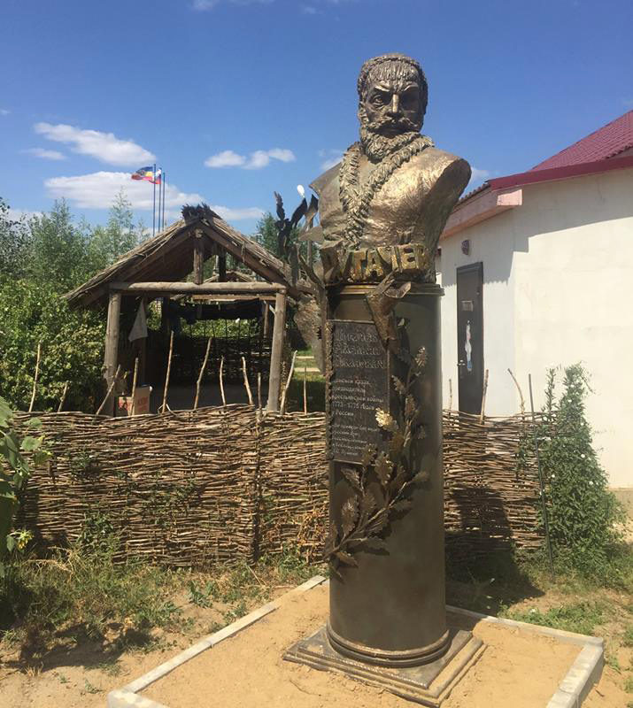 Памятник Пугачеву в Черном Яру Астраханской области