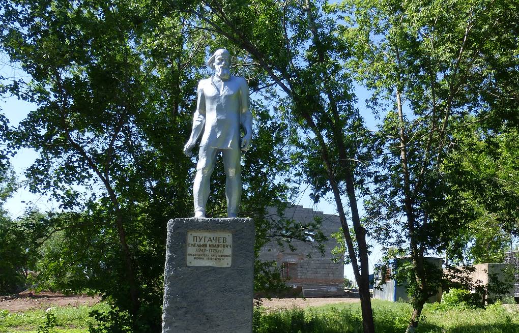 Памятник Емельяну Пугачеву в селе Чесноковка Оренбургской области