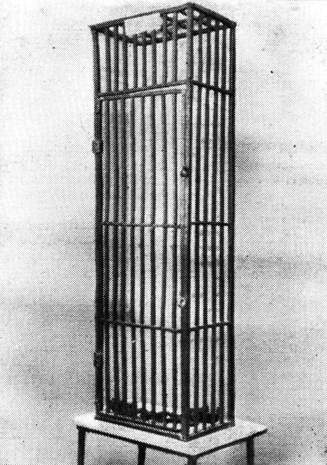 Клетка, в которой содержался Е.И. Пугачев в заключении. Была вделана в стены тюремного помещения