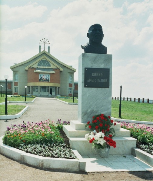 Памятник Кинзе Арсланову в деревне Кинья-Абыз
