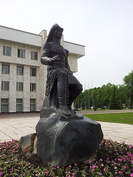 Памятник Салавату Юлаеву у дома Госсобрания РБ в Уфе
