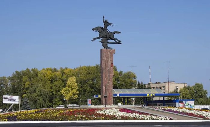 Стела с памятником Салавату Юлаеву при въезде в город Салават