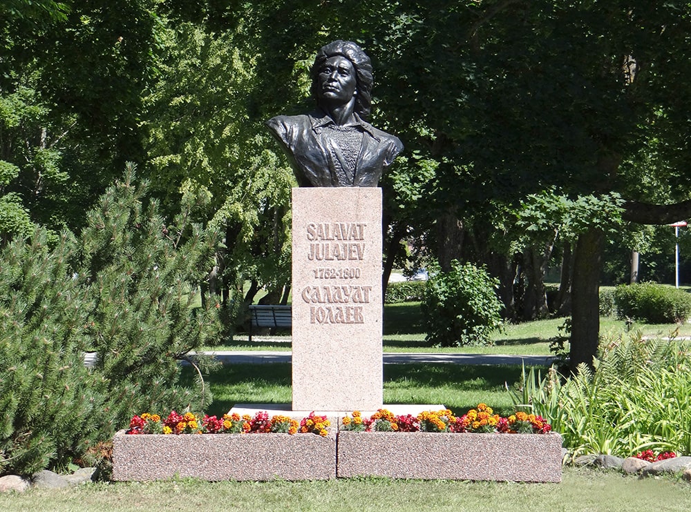 Памятник-бюст Салавату в Палдиски