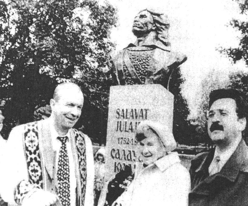 Открытие бюста Салавата Юлаева в Палдиски (1997)