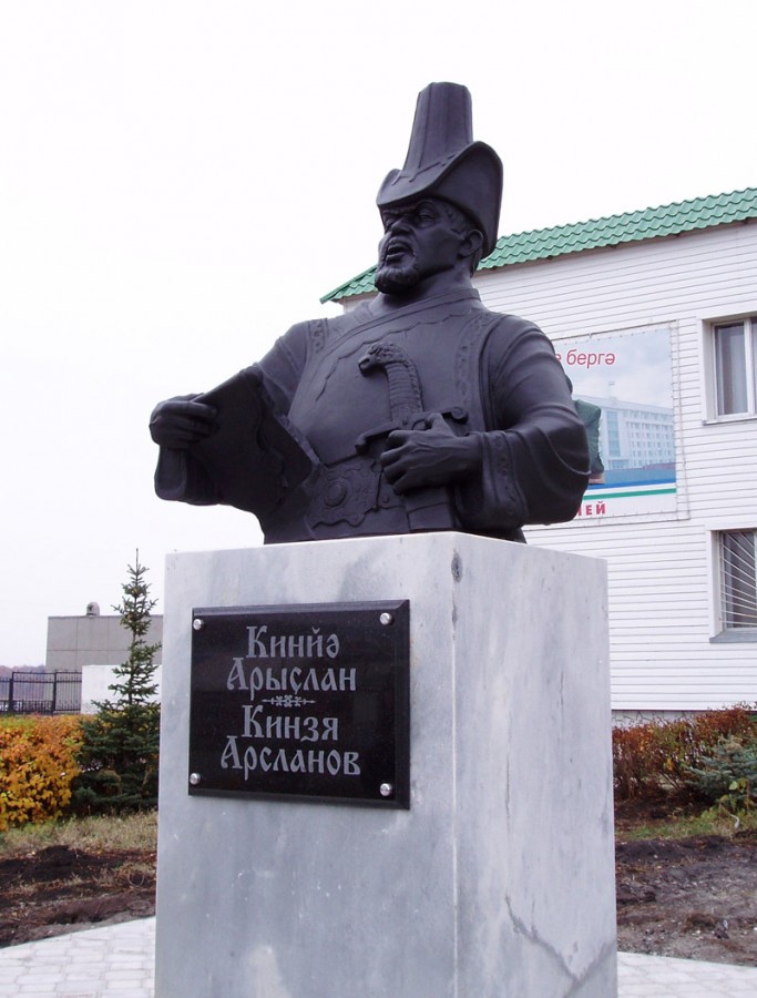 Памятник Кинзе Арсланову в селе Ермолаево