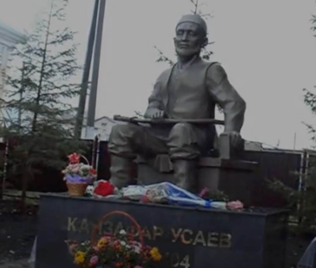 Памятник Канзафару Усаеву в с. Бузовьязы